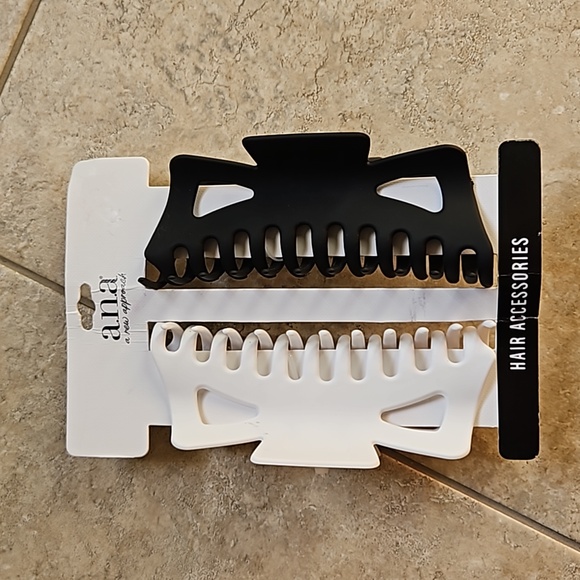 1/$5 or 3/$10 NWT a.n.a Black & White Large Claw 2-pc. Hair Clip - Picture 3 of 6